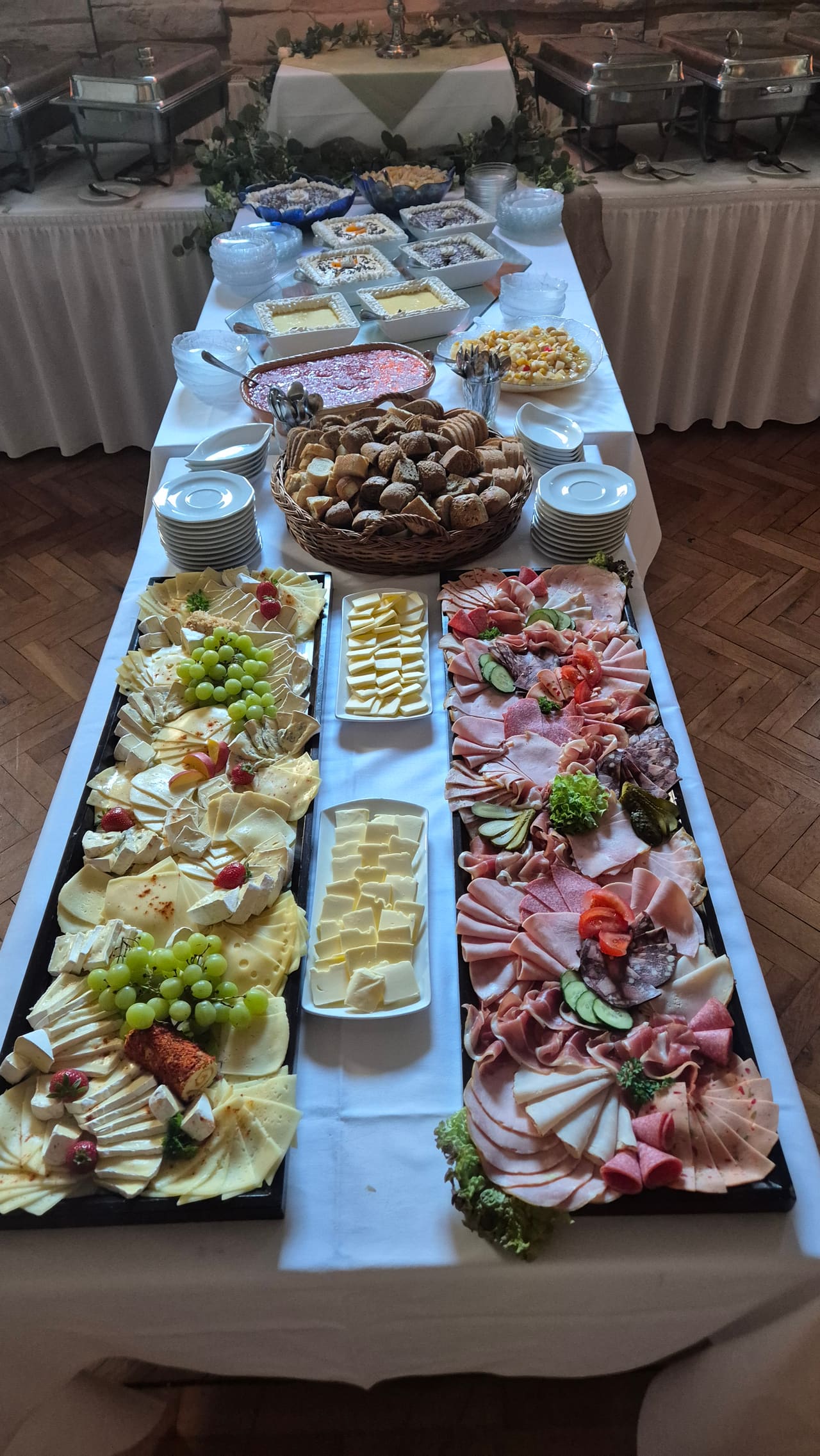 Buffet im Schützenhaus Heldburg mit Käse- und Wurstplatten, Brotkorb und Desserts in Schalen