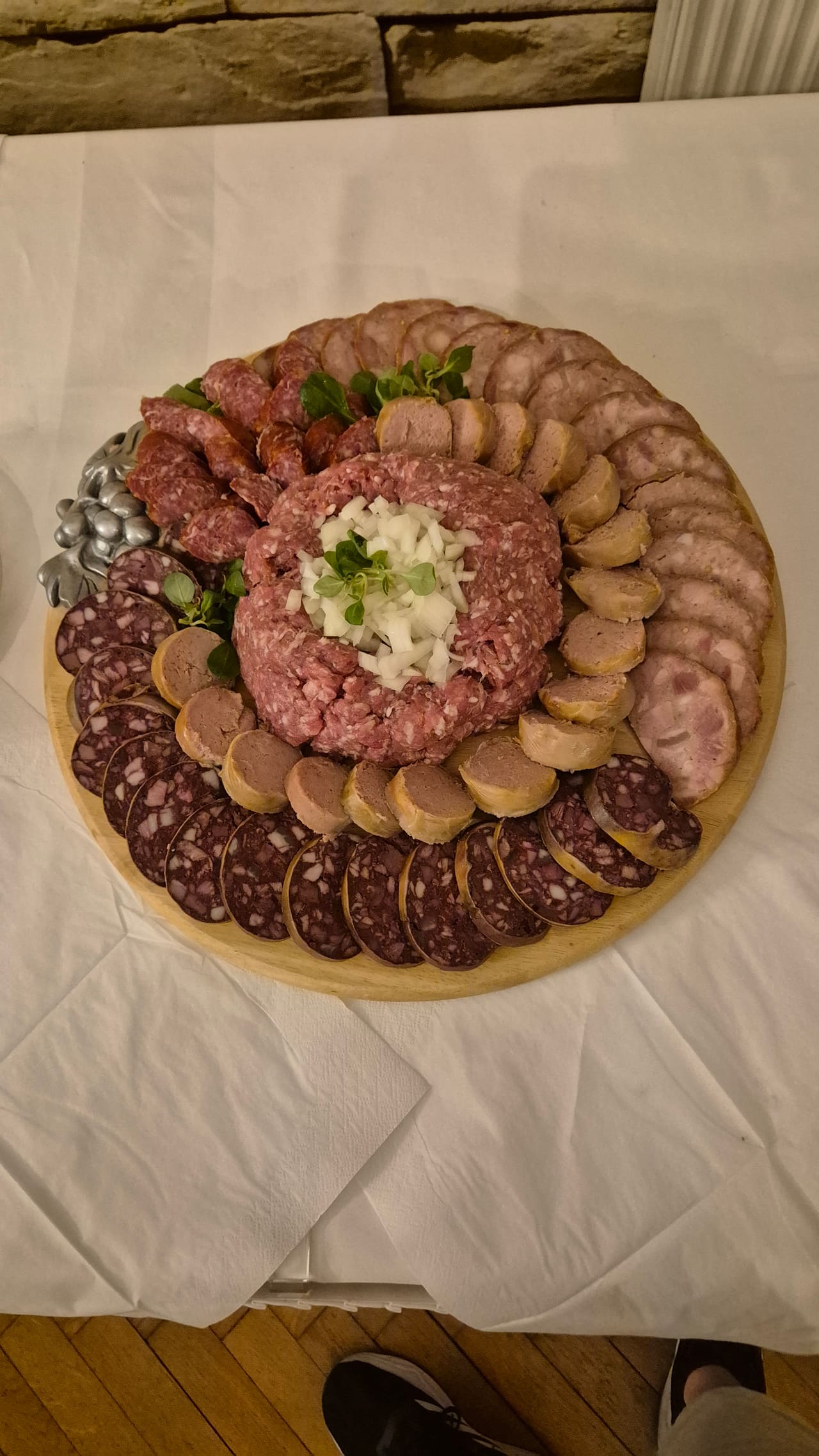 Regionale Fleischplatte mit Sülze, Blut- und Leberwurst, garniert mit Kräutern