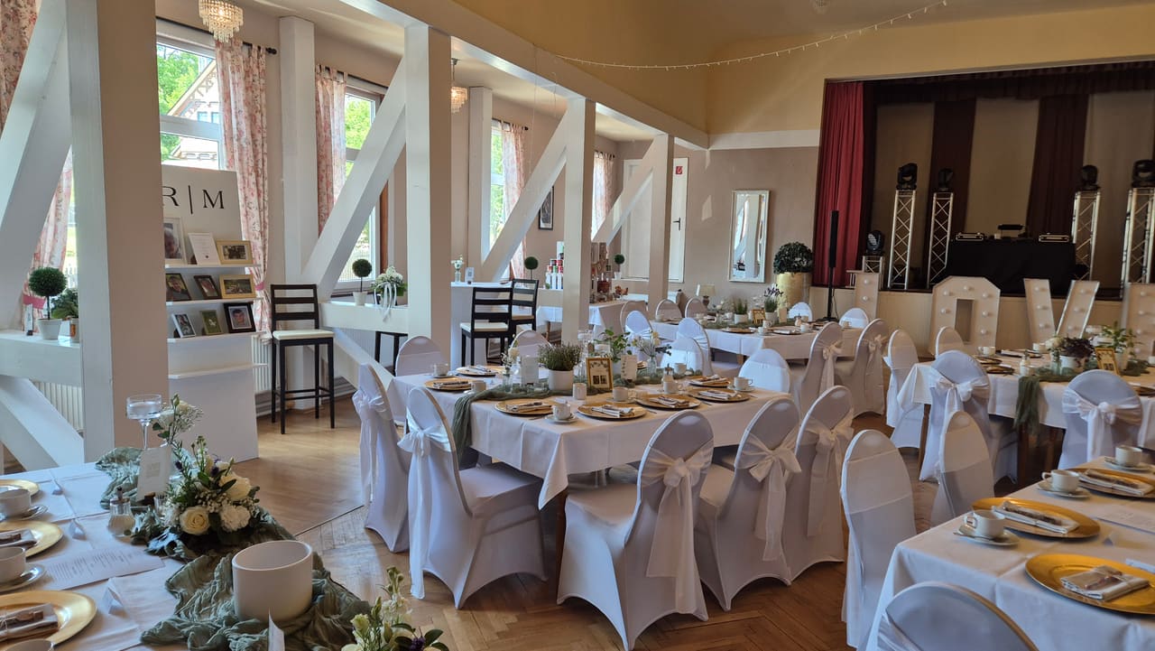 Lange, festlich gedeckte Tafeln im Festsaal des Schützenhauses Heldburg